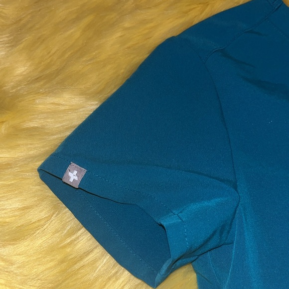 FIGS limited edition PACIFIC BLUE CASMA TOP & YOLA SCRUB BOTTOMS - Picture 4 of 7